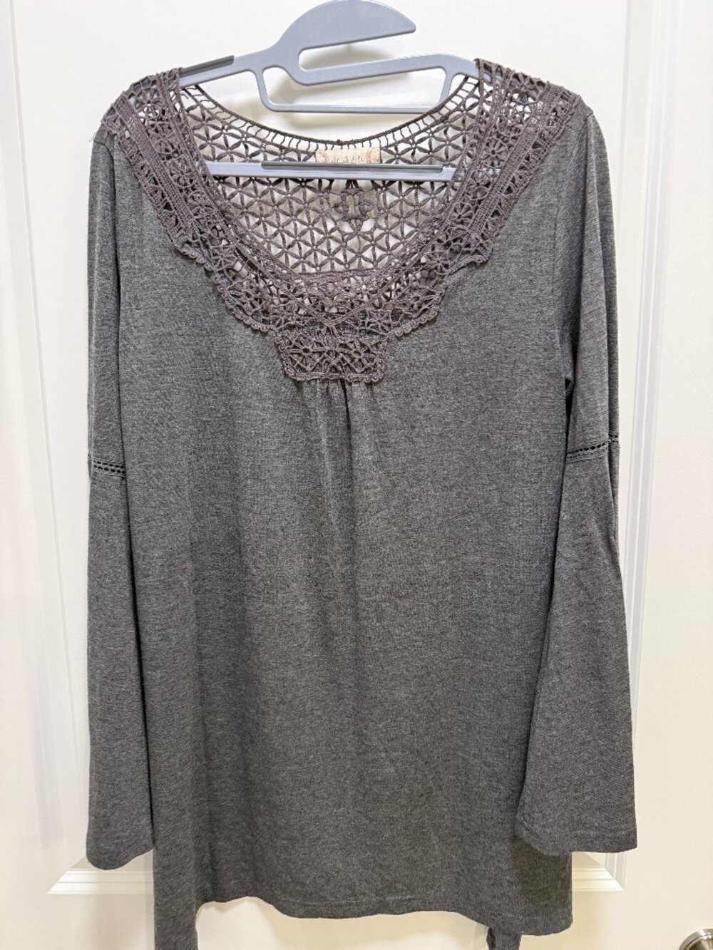 Altar'd State Altar'd State Women's Gray Crochet Neck Long Sleeve Tunic Top Size